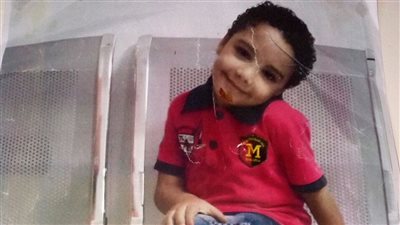 اغتيال «آدم» في غرفة العمليات.. «مشرط جراح» يذبح الطفل بمستشفي بورفؤاد.. والدته: الأطباء فشلوا في إيقاف النزيف بعد استئصال اللوزتين.. أخفوا موته 24 ساعة.. ووجدت لفافتي «شاش