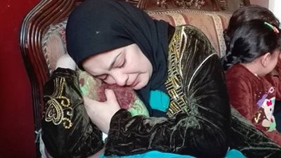 بالصور.. والدة آدم لـ «السيسي ومحافظ بورسعيد»: «حق ابني في رقبتكم»