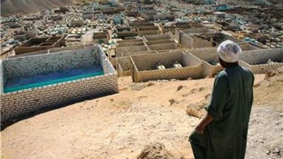 مواطن يهدم سور مقابر القصاصين لإنشاء محل تجارى