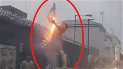 بالفيديو.. نجم «WWE» يشعل النار في نفسه أثناء وقوفه على سيارة