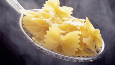 بالصور.. أسهل وأسرع طريقة لطهي المكرونة