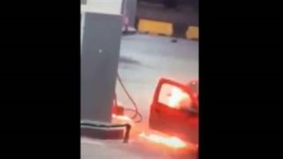 رد فعل شابين لحظة اشتعال النيران في سيارتهما بمحطة وقود (فيديو)