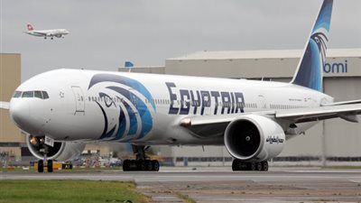 حجز راكب عائد من باريس تعدى على طاقم طائرة للتحريات