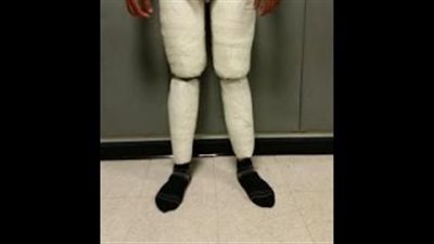 بالفيديو.. رجل يخبئ 4.5 كجم كوكايين في البنطلون