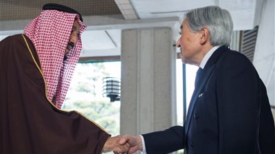 إمبراطور اليابان يمنح الملك سلمان وسام «زهرة الأقحوان»
