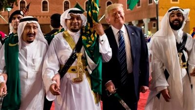 صحيفة بريطانية: ترامب ينافق السعودية