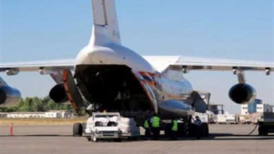 طائرة سورية تنقل مساعدات روسية لسكان دير الزور