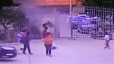 شاهد.. ماذا حدث لطفل رمى الألعاب النارية في المجاري