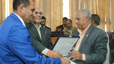 تكريم رئيس جامعة أسوان لاختياره ضمن أفضل 100 شخصية عربية (صور)