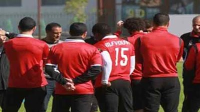 أخصائي التأهيل بالأهلي يرفع الحمل البدني للغائبين عن مباراة أسيك