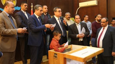 محافظ الفيوم يشهد وقائع القرعة العلنية لتسليم 18 سيارة ربع نقل للشباب