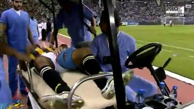 بالفيديو.. إصابة قوية لكهربا وخروجه من مباراة الاتحاد والهلال