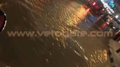 بالصور.. مياه الصرف الصحي تشل حركة المرور بكورنيش الإسكندرية