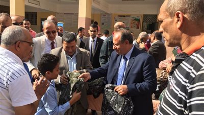 بالصور.. محافظ الإسكندرية يشهد تفعيل مبادرة «شنطة ولادنا صحة بلادنا»
