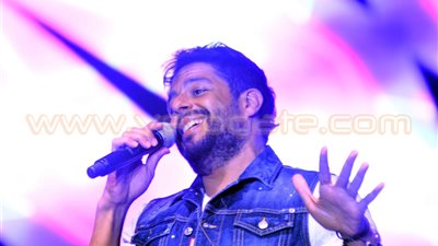 بالصور.. موقف طريف لـ«حماقي» في حفل عيد الربيع بمدرسة «ليسيه بالزاك»