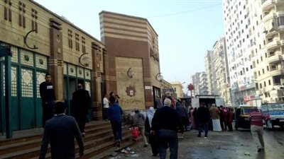 إخلاء محطة مترو عزبة النخل من الباعة.. ومصادرة ٧ تكاتك