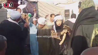 بالفيديو.. سيدة تشارك الرجال حلقات الذكر بمولد البدوي في الغربية