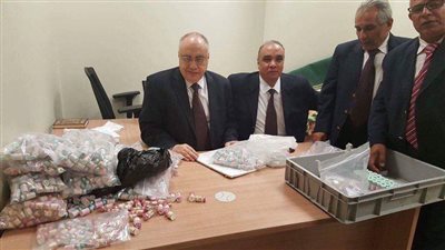 بالصور.. ضبط محاولة تهريب عدسات لاصقة بـ 250 ألف جنيه بمطار القاهرة