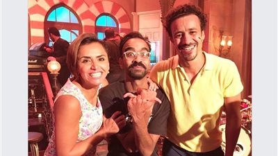 فنانون سخروا من عمرو دياب بسبب «فريق العمل»