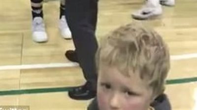 بالفيديو والصور.. امرأة تحطم قلب طفل