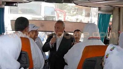 بالصور.. محافظ الشرقية يودع 189 حاجا