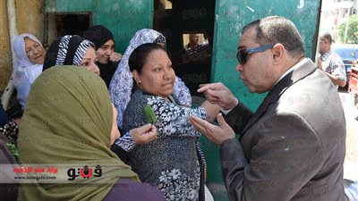 محافظ الإسماعيلية يفاجئ أحد المخابز بالاصطفاف في طوابير الخبز