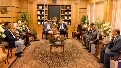 المستشار الثقافي لليمن يشارك في يوم الشعوب بجامعة المنصورة