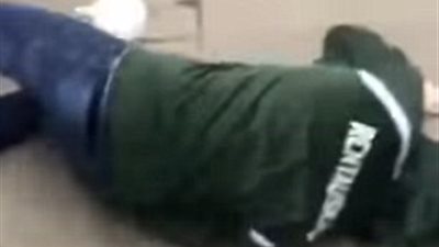 بالفيديو والصور.. شاب يحطم واجهة محل ويسقط أرضا بضربة