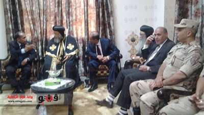 محافظ الفيوم ومدير الأمن يزوران البابا تواضروس بالمركز الثقافى بدير العزب
