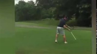 بالفيديو والصور.. شاهد ما فعله لاعب جولف غاضب بعد تسديدة سيئة