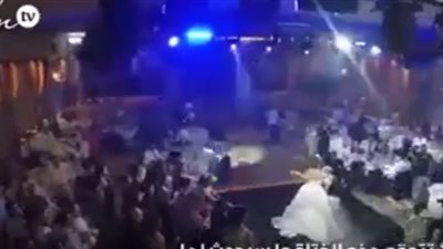 بالفيديو.. رد فعل فتاة فاجأها حبيبها بطلب الزواج في حفل زفاف صديقتها