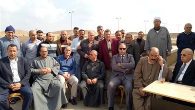 بالصور.. أهالي صان الحجر يحتجون على نقل مدير الإدارة التعليمية