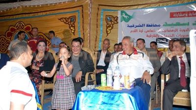 بالصور.. محافظ الشرقية يشارك في مباراة كرة قدم بالدورة الرمضانية