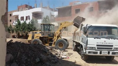 بالصور.. مجلس مدينة الغردقة يستكمل خطة النظافة