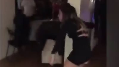 فتاة حسناء تضع نفسها في موقف محرج (فيديو)