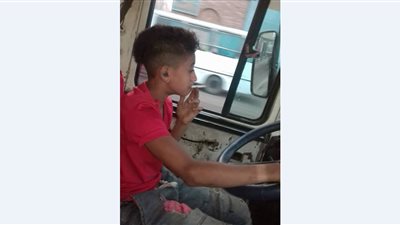 طفل يستقل أتوبيسا وفي فمه سيجارة يثير استياء نشطاء مواقع التواصل