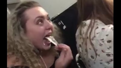 فتاة تسرق طعام أخرى بطريقة ماكرة (فيديو)