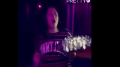 فتاة تتعرض لموقف محرج أثناء استعراض مهاراتها (فيديو)