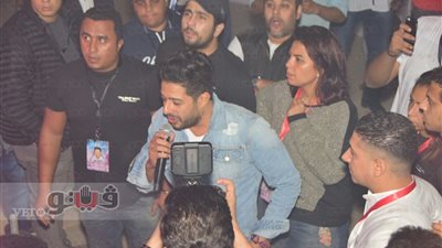 بالصور.. الطلاب يشاركون حماقي الغناء في حفل الجامعة الأمريكية