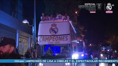 بالفيديو.. جماهير ريـال مدريد تحتفل مع اللاعبين بالدوري الإسباني