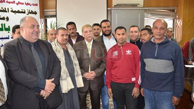 محافظ الإسماعيلية يسلم 8 سيارات لدعم المشروعات الصغيرة (صور)