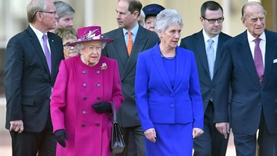 بالصور.. الملكة إليزابيث تطل بالوردي في يوم الكومنولث