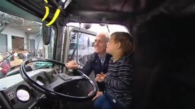 بالفيديو.. حفيد رئيس الوزراء الأسترالي يسرق الأضواء من جده