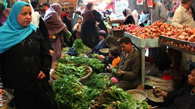 تجار الخضار والفاكهة بـ6 أكتوبر يهددون بإغلاق السوق.. يطالبون بتنفيذ قرار محافظ الجيزة بالقضاء على الأسواق العشوائية.. يتهمون مسئولين بتقاضي رشاوي مالية.. ويتظاهرون أمام المحافظة بعد غد الإثنين