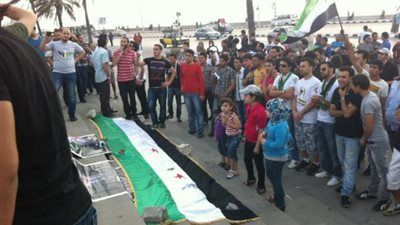 أعضاء مؤتمر الحوار الوطني الشامل ينظمون وقفة تضامنية مع سوريا