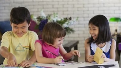 خبير تربوي يكشف طريقة لتعويد الطفل على ضبط النفس