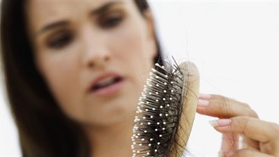 قناع الزيوت الدافئة يقيكِ تساقط الشعر بدون أدوية