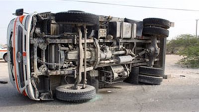 أوناش المرور تنتقل لمحور صفط لرفع آثار حادث انقلاب ميكروباص