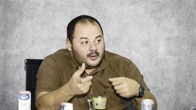 أول ظهور للمخرج إسماعيل فاروق بالمستشفى بعد خضوعه لجراحة (فيديو)