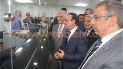 بالفيديو.. وزير الاتصالات يستطلع آراء العملاء بسنترال شرم الشيخ